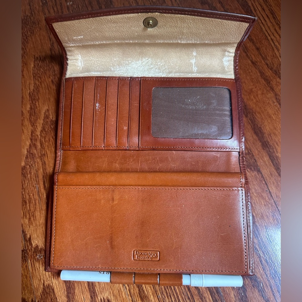 Dooney & Bourke wallet tan pebbled leather and trimmed with brown leather - Picture 4 of 4